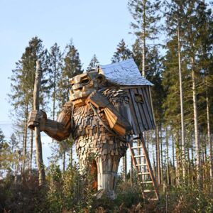 Photo de la sculptures en bois, nommé Valdemar the Walker, surplombant l'Elfy Park Photo de la sculptures en bois, nommé Valdemar the Walker, surplombant l'Elfy Park